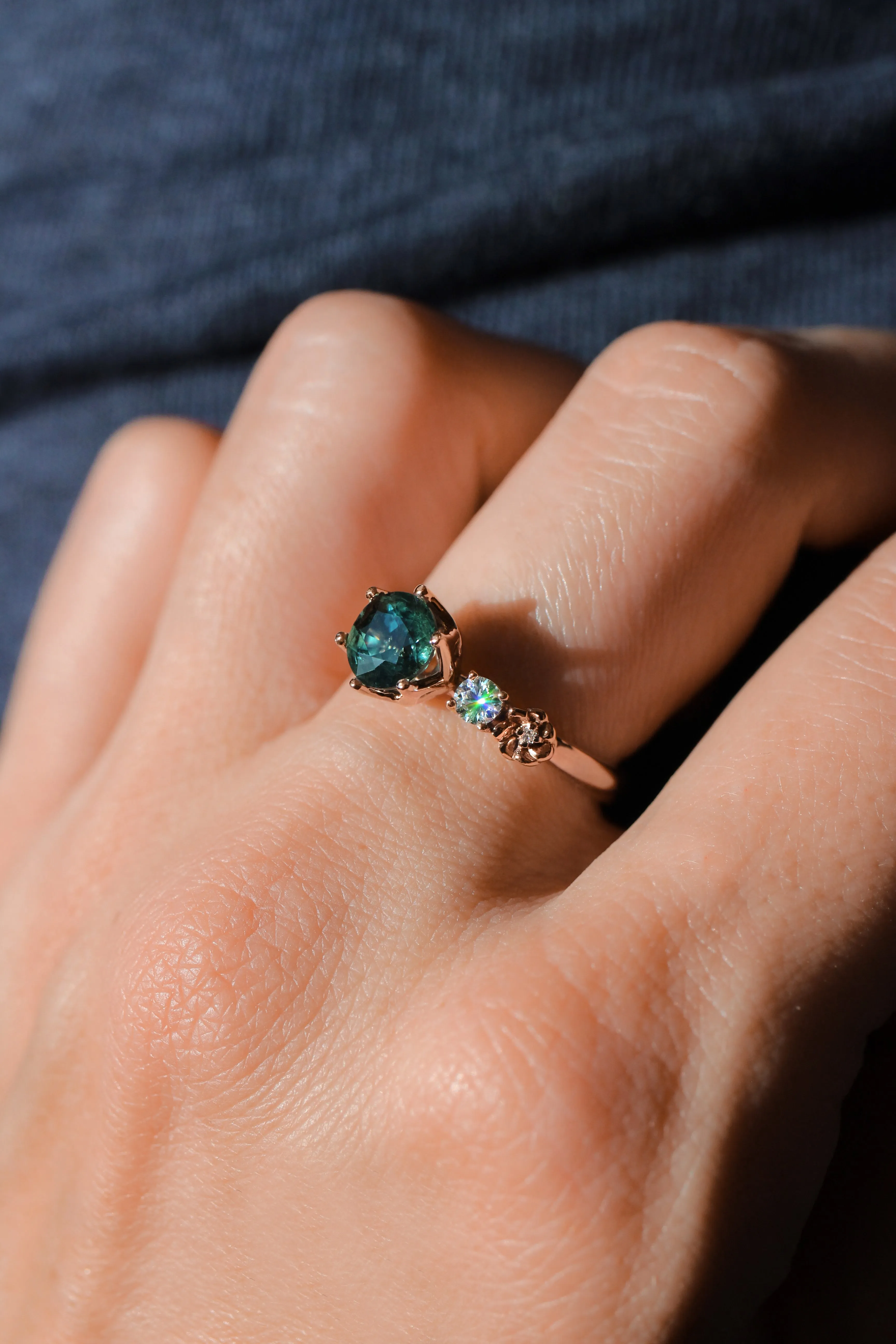 Bridal set with 1 ct teal sapphire and diamonds / Fiorella