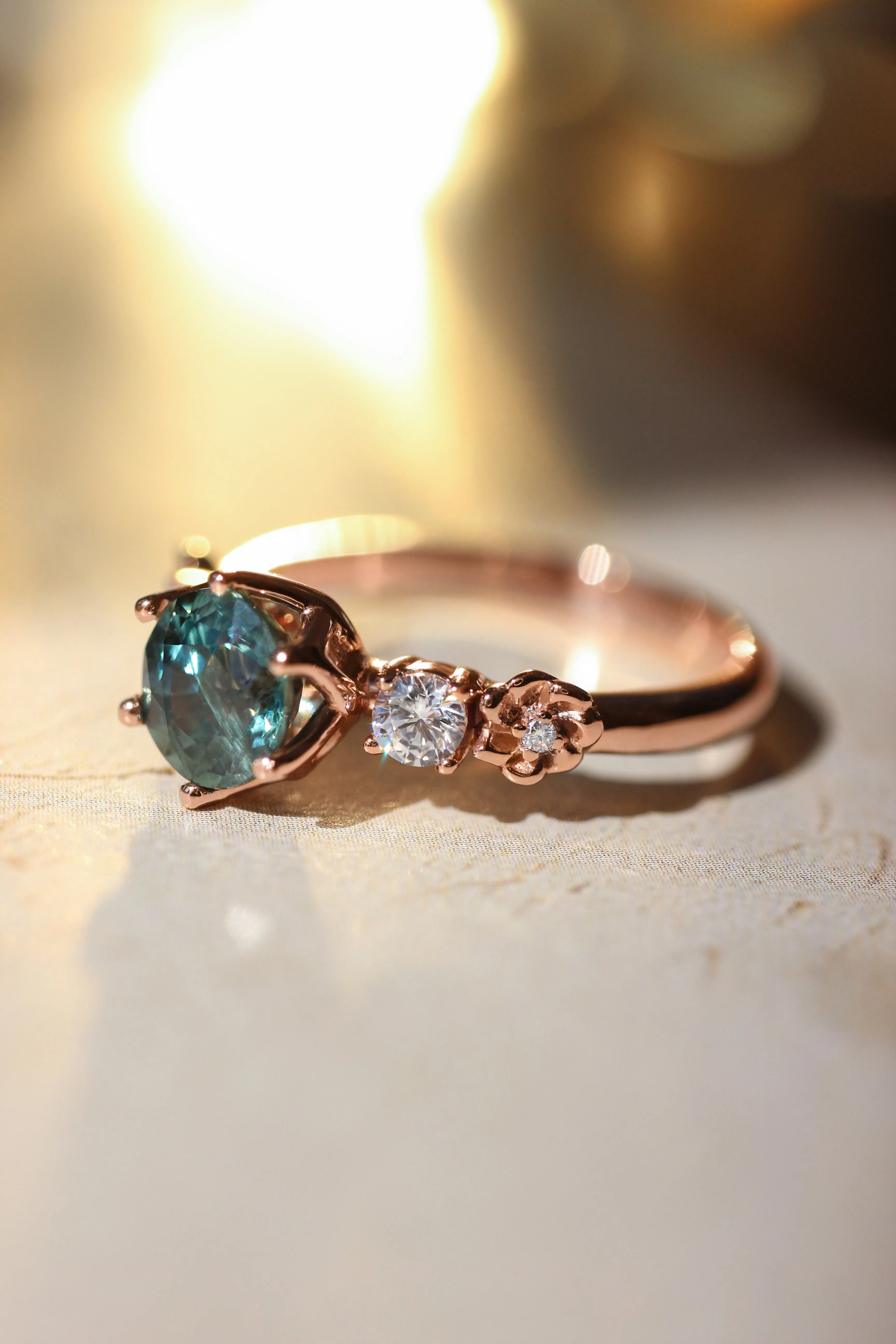 Bridal set with 1 ct teal sapphire and diamonds / Fiorella