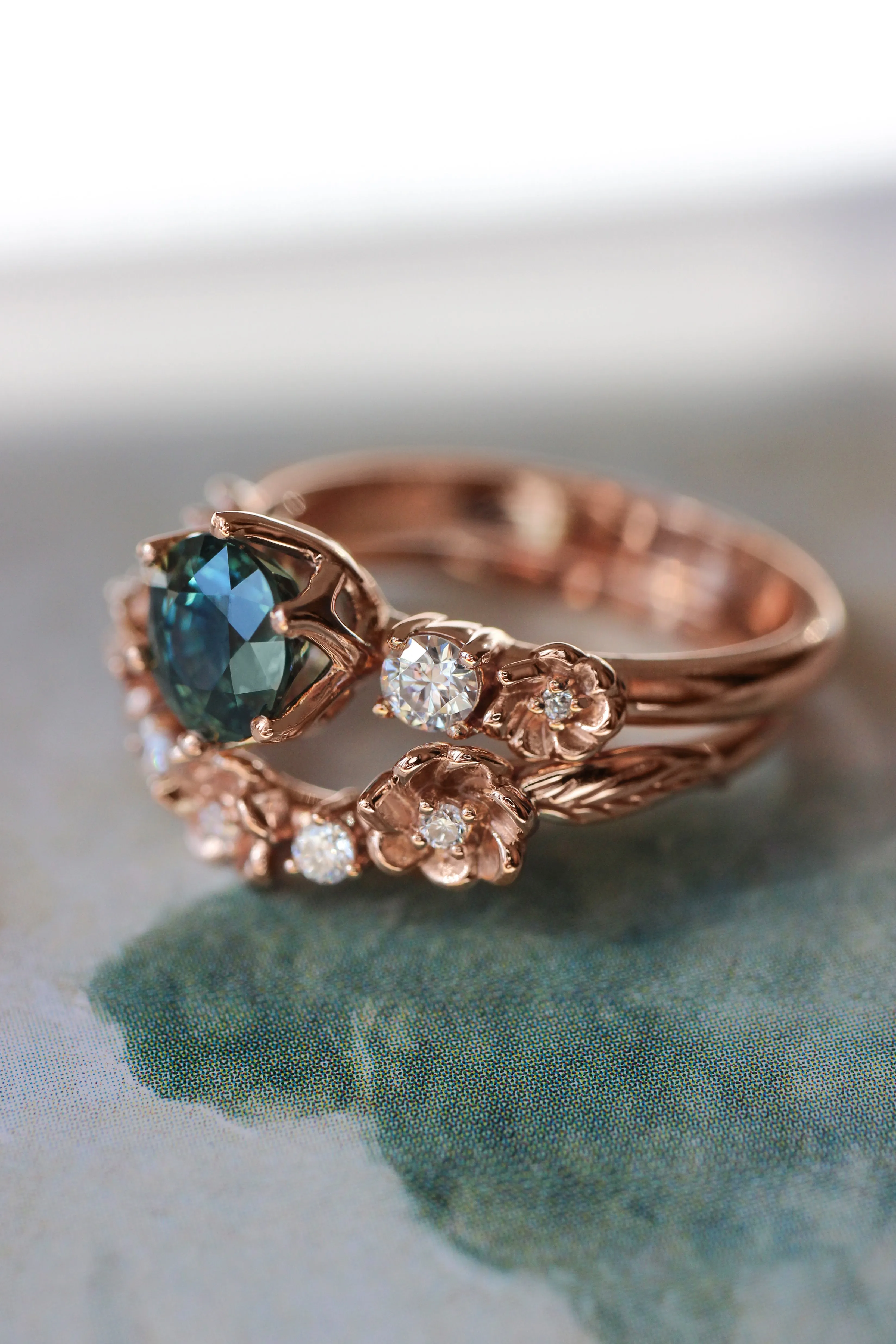 Bridal set with 1 ct teal sapphire and diamonds / Fiorella