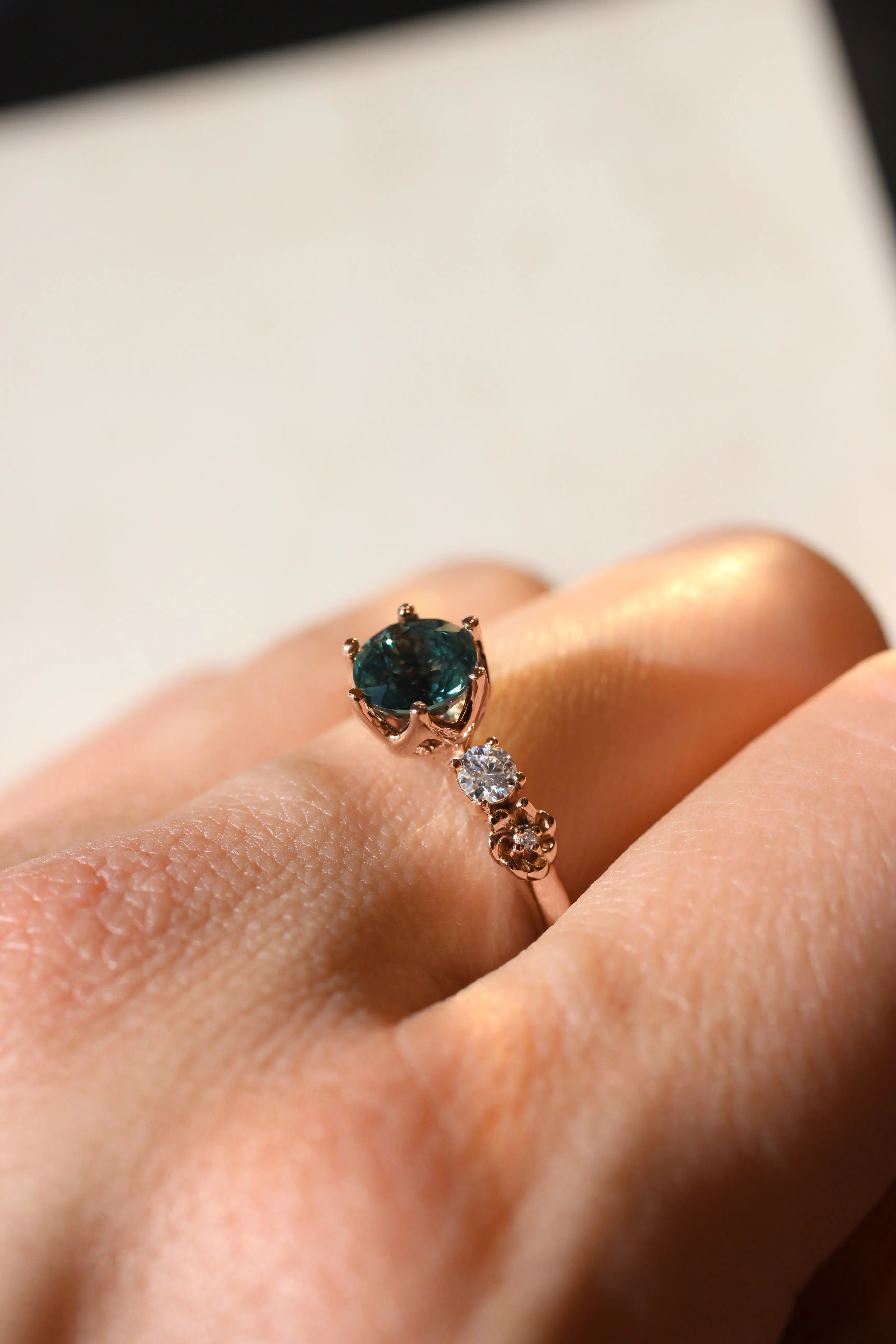 Bridal set with 1 ct teal sapphire and diamonds / Fiorella