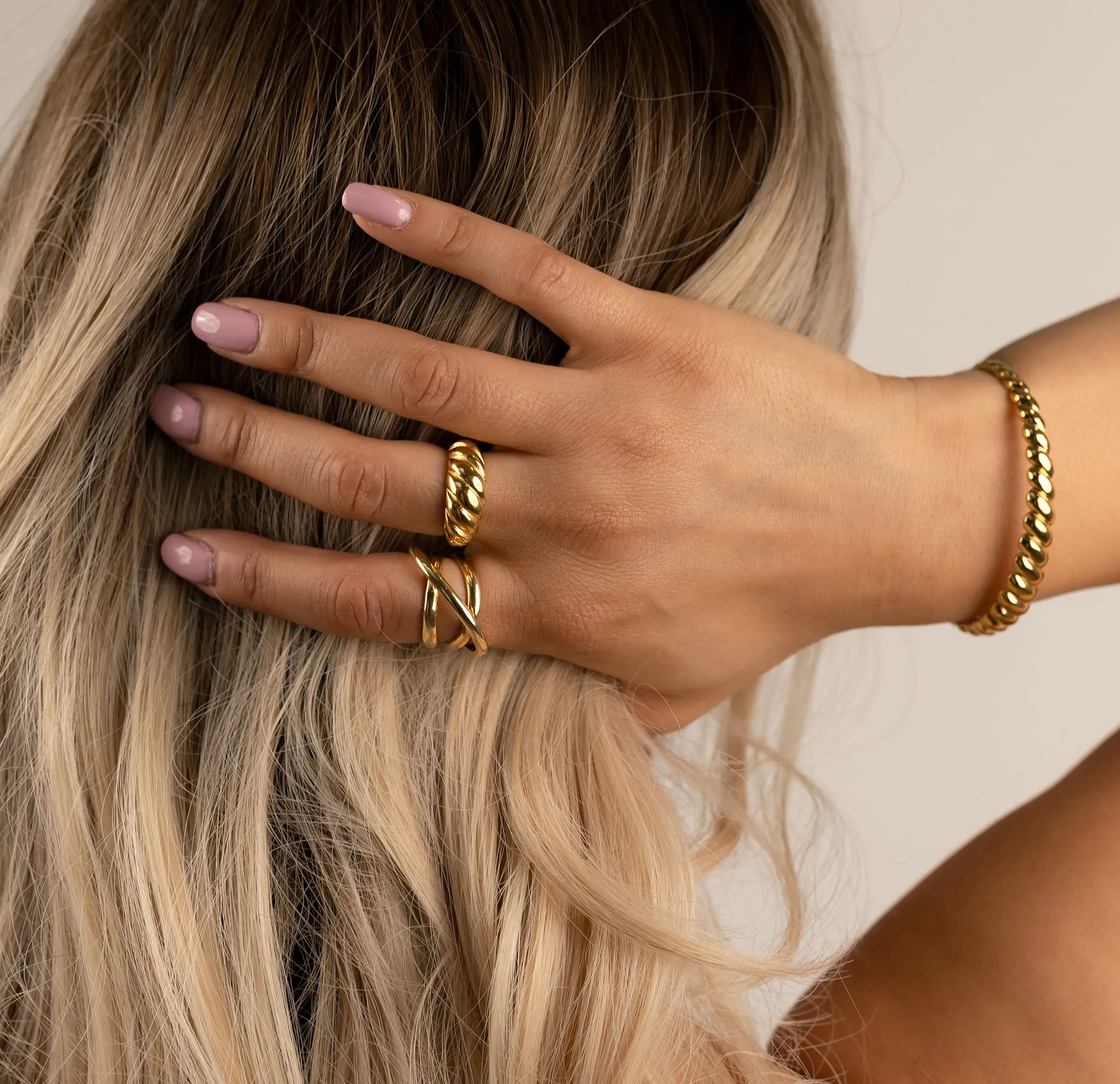 Croissant bangle gold