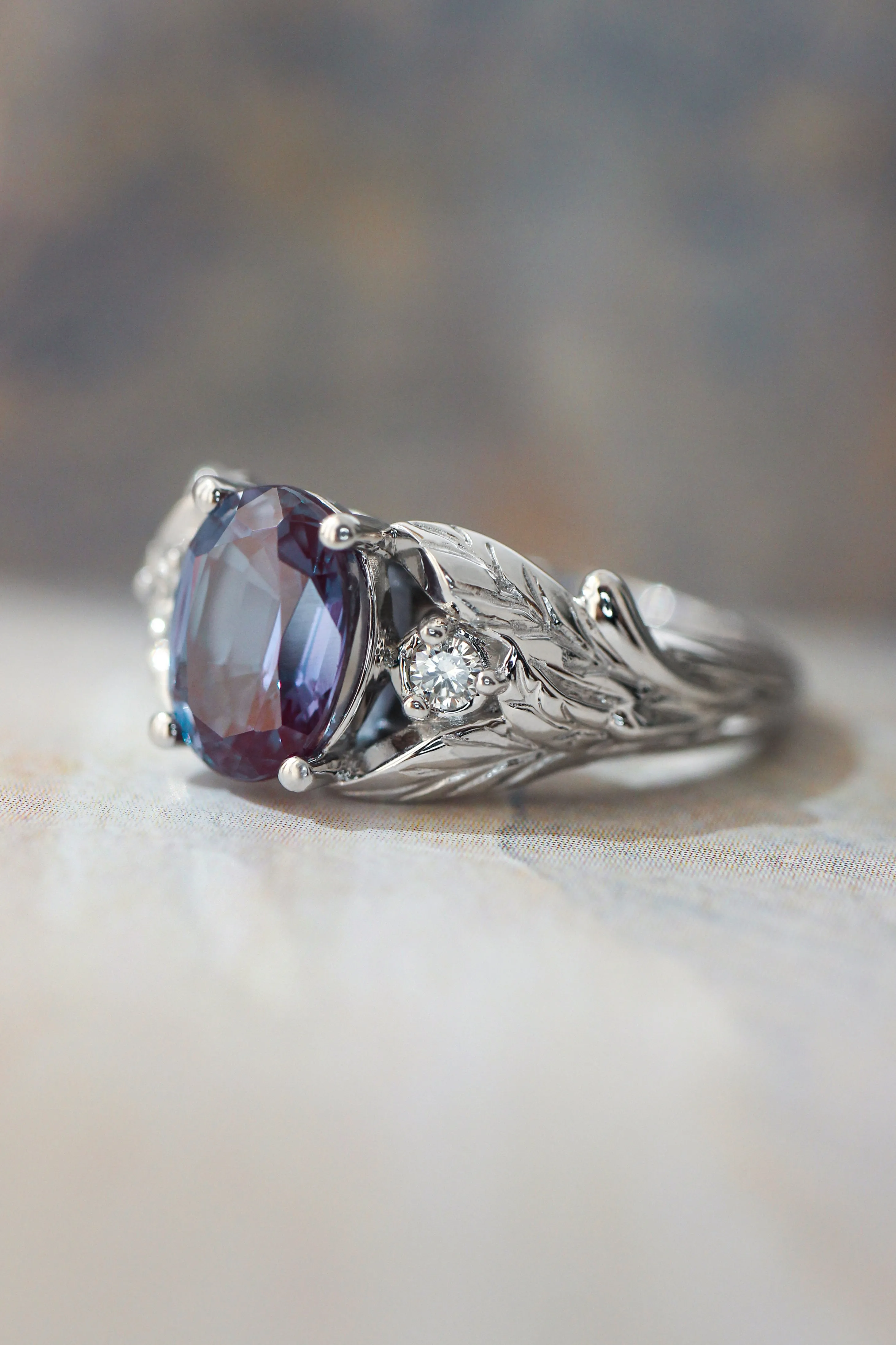 Wisteria | 8x6 mm oval gemstone setting with accent diamonds