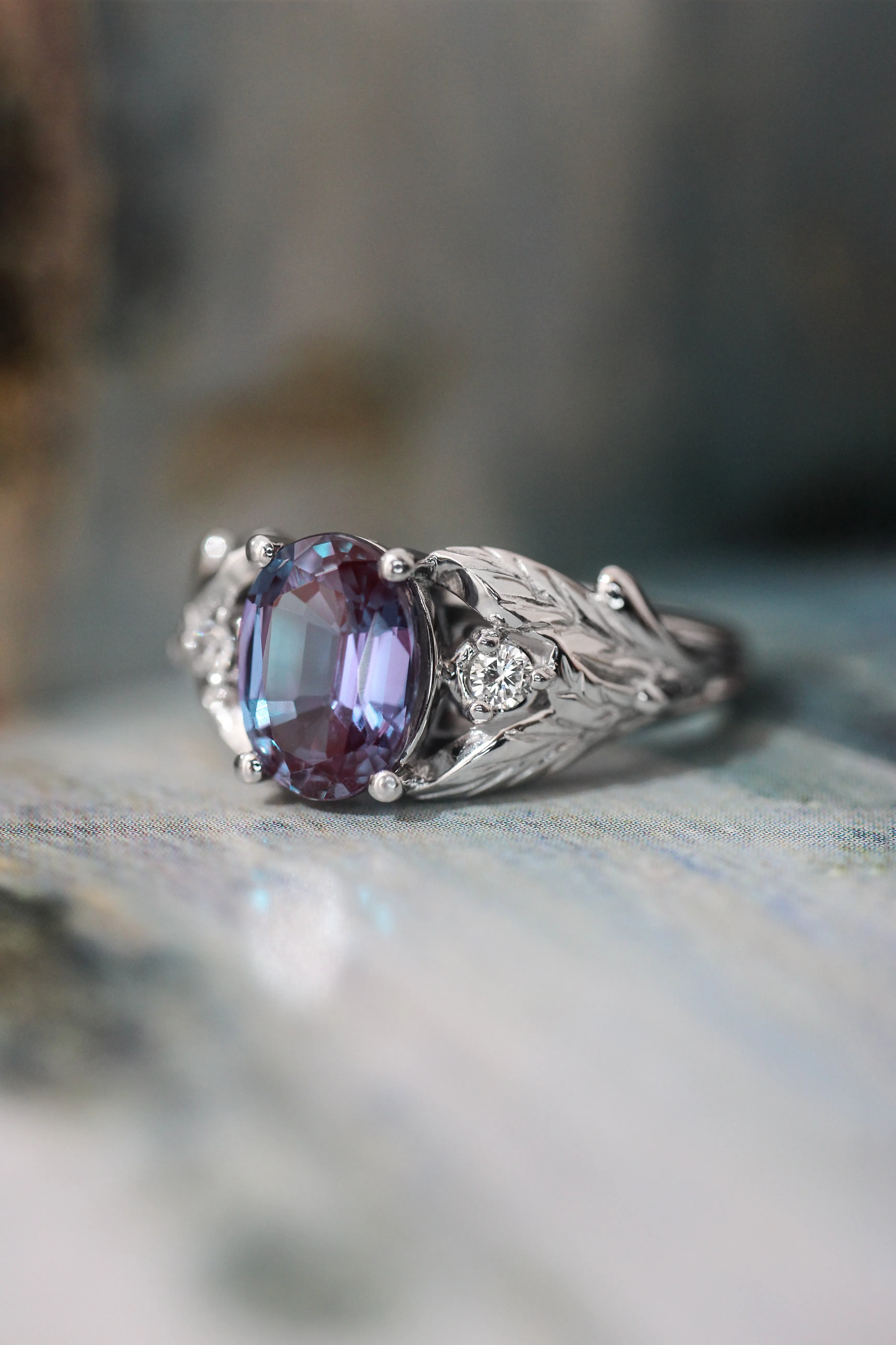 Wisteria | 8x6 mm oval gemstone setting with accent diamonds